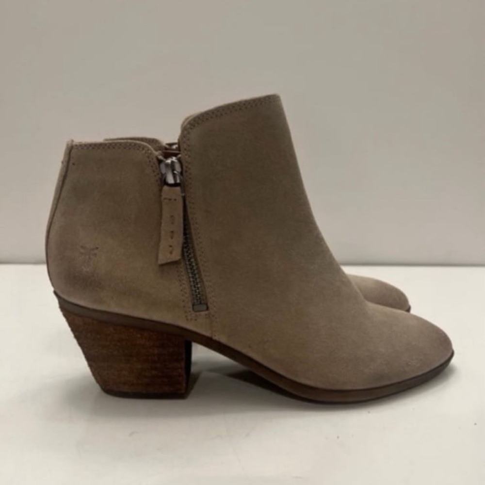 FRYE Women’s Judith Double Zip Ankle Bootie 7M Taupe Suede Pointed Toe